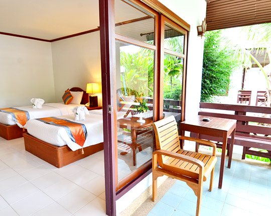 accom_poolside01