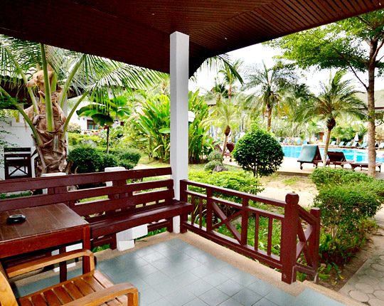 accom_poolside02